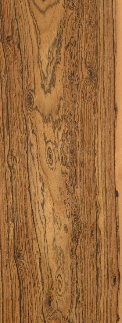 黃金檀的芯材顏色多為棕黃色或深褐色，帶黑色條紋，而且會隨著樹齡的增長顏色會變深。 在紋理方面，通常是非常明顯相互交錯，質(zhì)地均勻帶有油蠟效果，板面有良好的光澤度。.webp.jpg