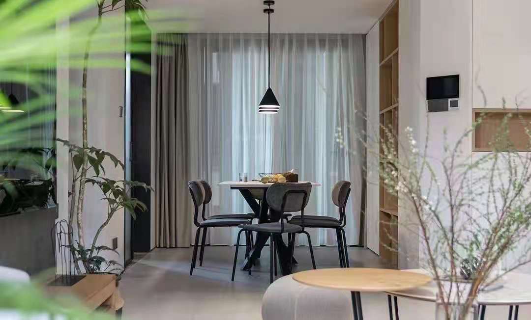 自然舒適的木飾面, 溫柔色調(diào)的軟裝，讓整個(gè)空間更具治愈感和親和力，加上生活的煙火氣，安靜而溫馨，平淡而簡(jiǎn)單。 (3).jpg