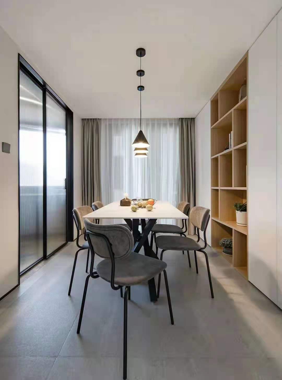 自然舒適的木飾面, 溫柔色調(diào)的軟裝，讓整個(gè)空間更具治愈感和親和力，加上生活的煙火氣，安靜而溫馨，平淡而簡(jiǎn)單。 (2).jpg