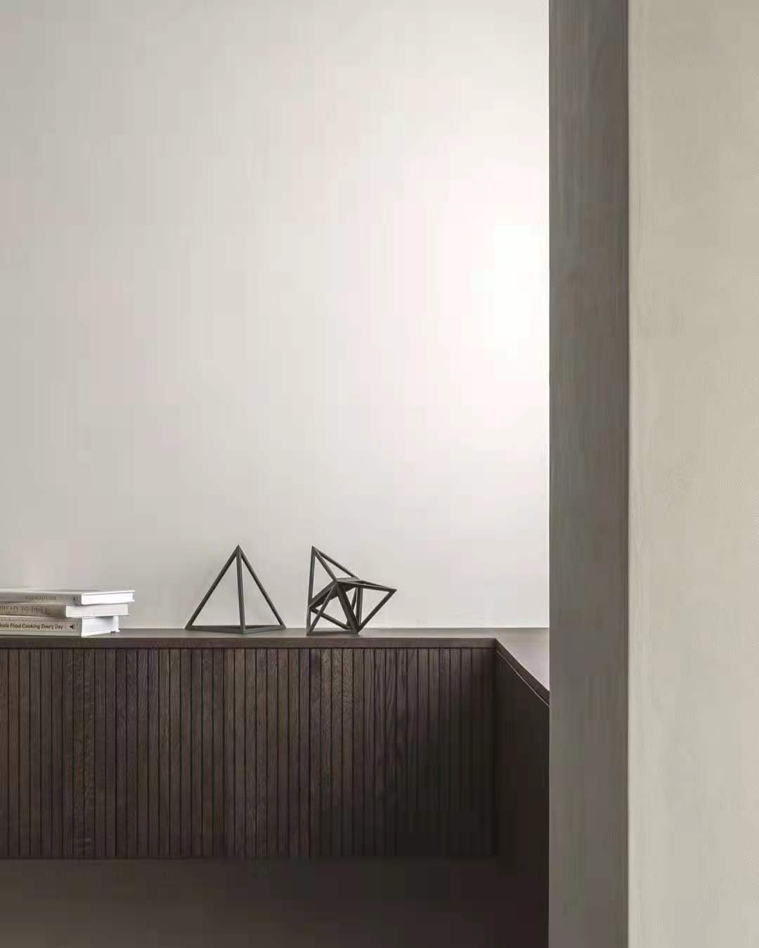 對自然材料的使用和柔和的調色板的共同信念是項目的基礎，注重觸覺、柔軟和永恒的品質。 (2).jpg